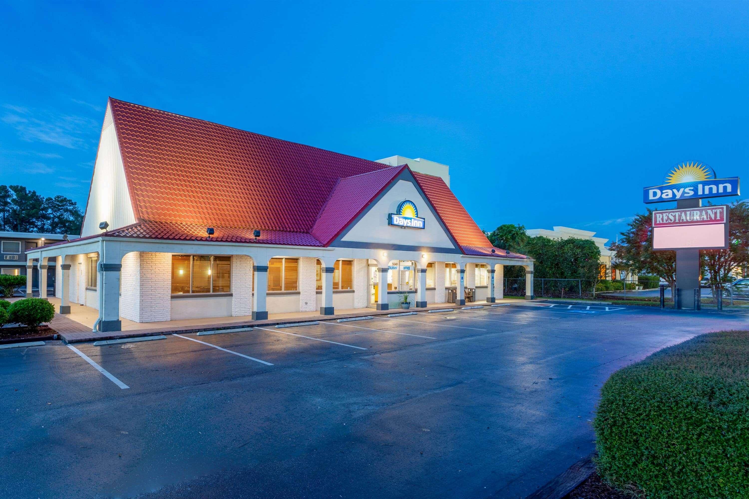 Days Inn By Wyndham Wilmington / University Exterior photo