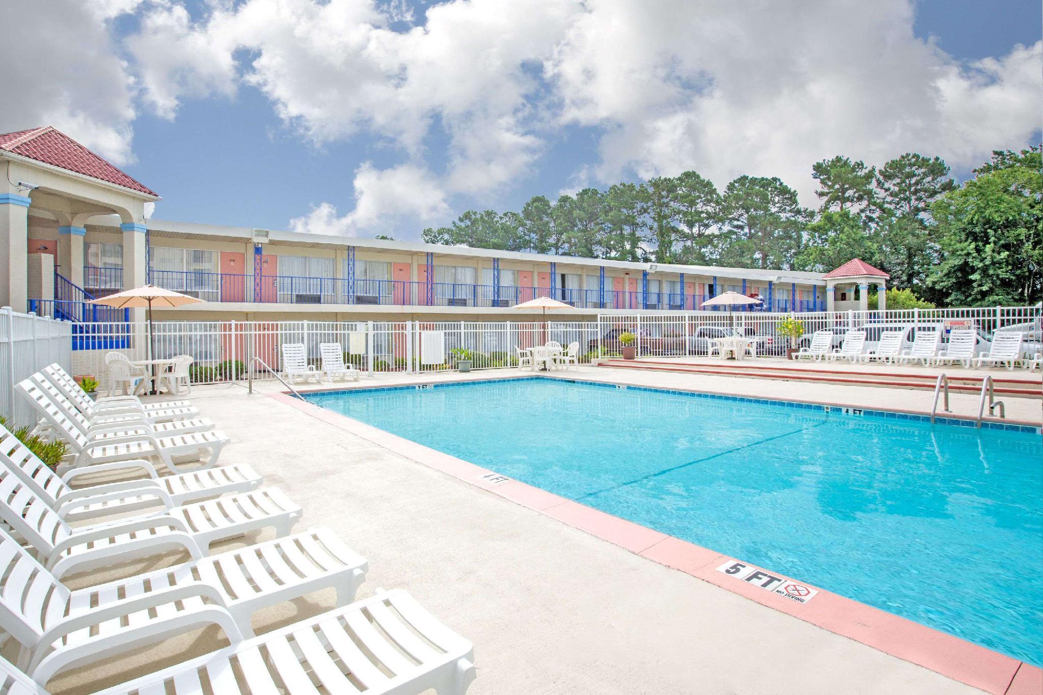 Days Inn By Wyndham Wilmington / University Exterior photo