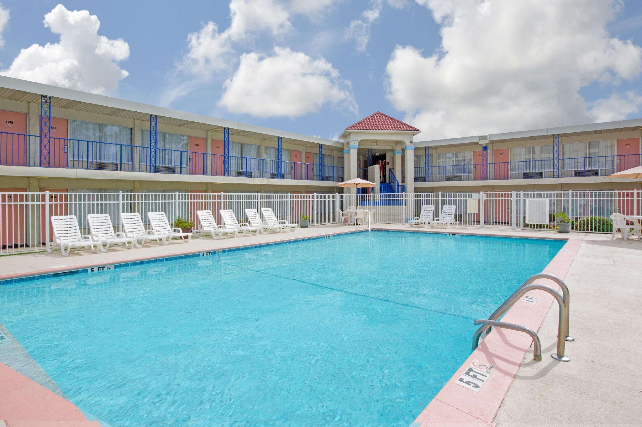 Days Inn By Wyndham Wilmington / University Exterior photo